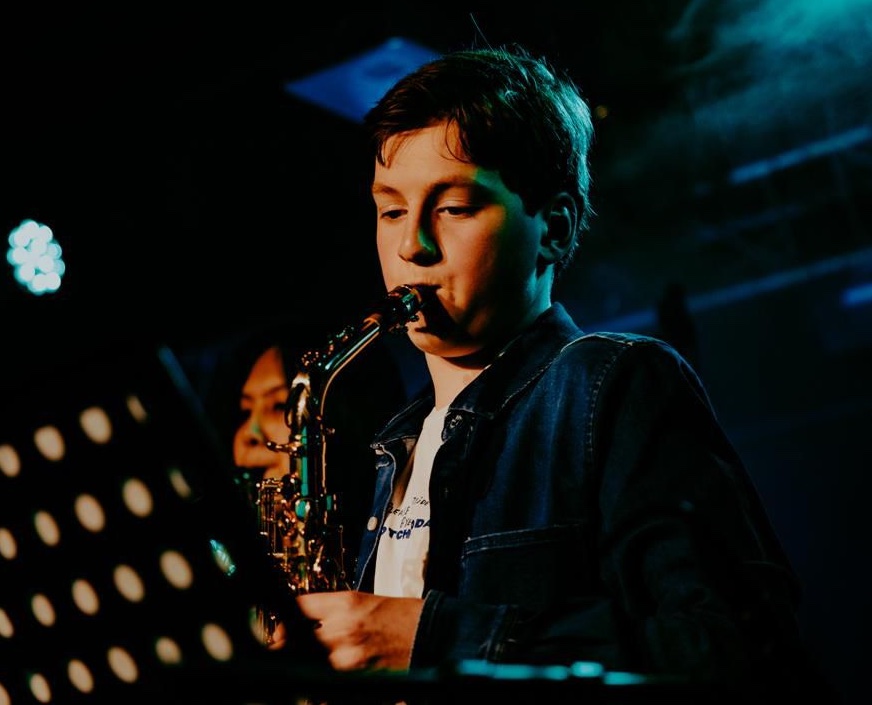 Wessel speelt saxofoon - rolmodel Regenboogloket