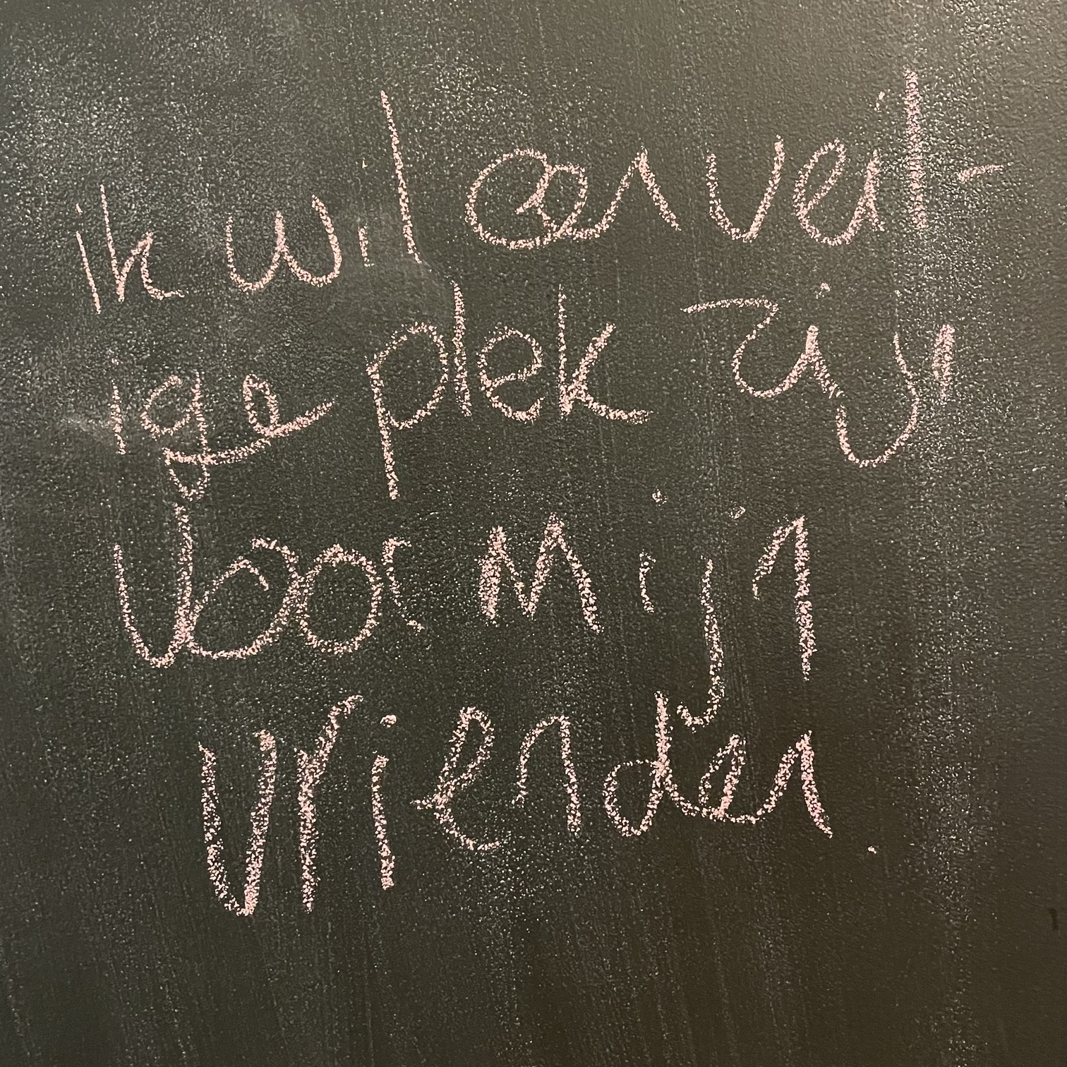 schoolbord met tekst:ik wil een veilige plek zijn voor mijn vrienden