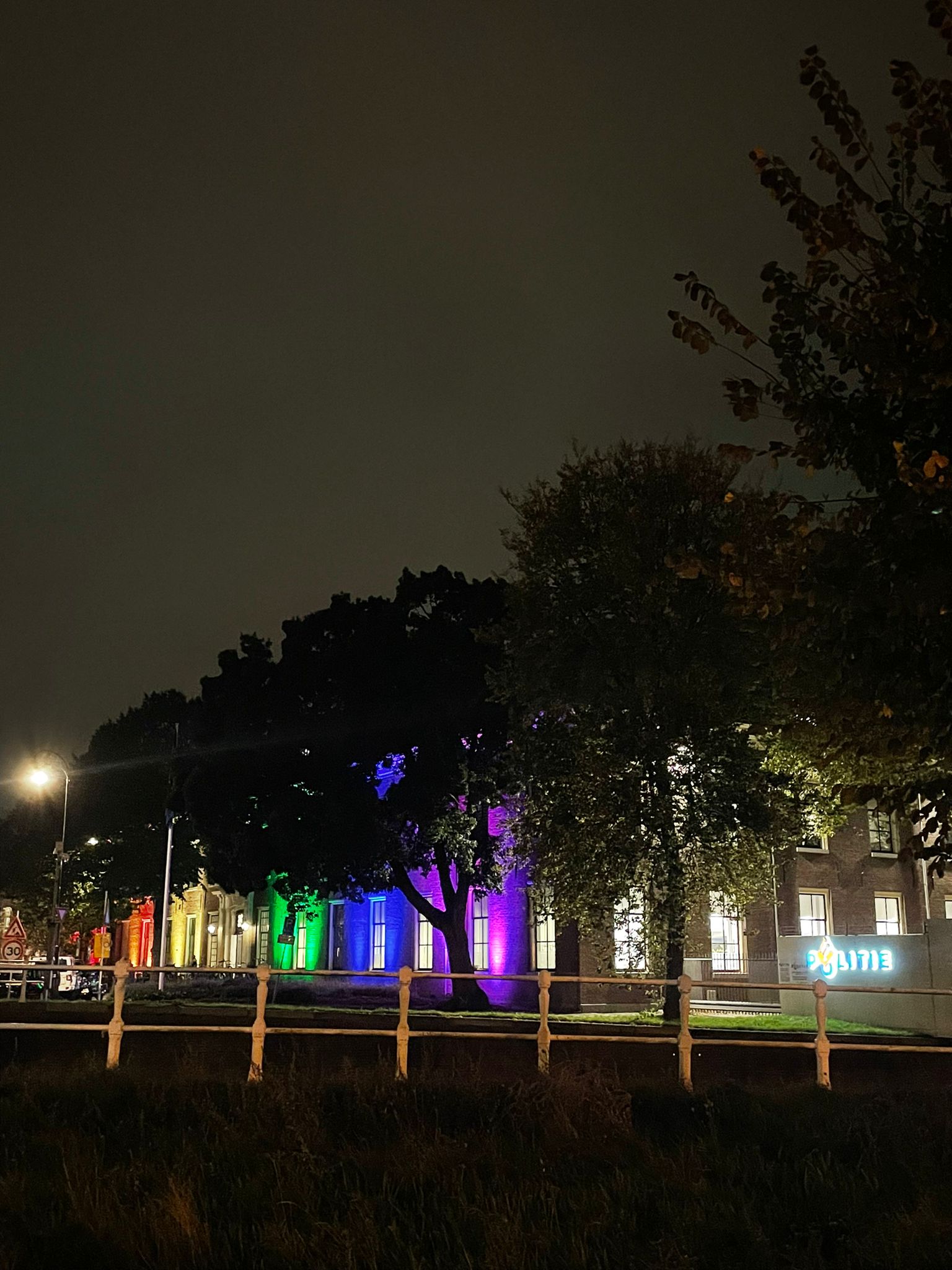 Het politiebureau aan de Koudenhorn in Haarlem licht op in regenboogkleuren