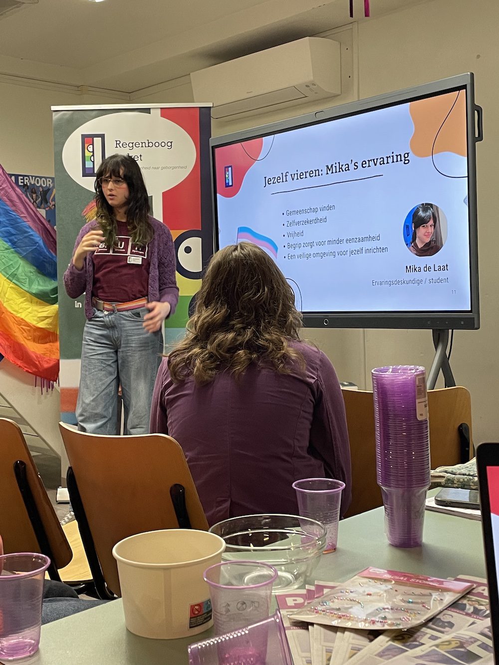 Mika (Als ambassadeur vrijwilliger bij het Regenboogloket) verteld haar ervaringsverhaal