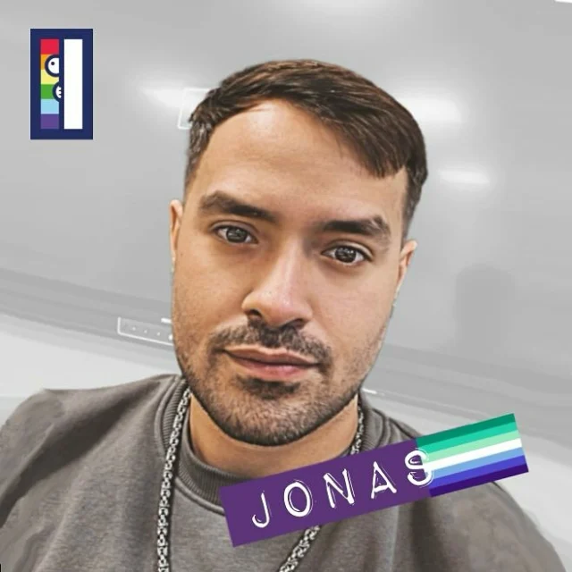 🎉 Maak kennis met onze ambassadeur Jonas! 🌈 
(Zie link in bio)

Dit is Jonas: docent maatschappijleer, ervaringsdeskundige én ambassadeur voor lhbti+-inclusie. Met zijn liefde voor lezen, gamen, bakken en dansjes brengt hij niet alleen energie in de klas, maar ook in zijn werk voor meer sociale veiligheid en acceptatie op school.

💬 Als homoseksuele man met een biculturele achtergrond weet Jonas hoe complex het kan zijn om jezelf te zijn in een omgeving die dat niet altijd makkelijk maakt. Zijn kracht? Zijn ervaring – en zijn drive om anderen te helpen hun eigen pad te vinden.

✨ Jonas staat klaar voor leerlingen, collega’s en ouders die steun, begrip of gewoon een luisterend oor nodig hebben.

🛠️ Hij denkt graag mee over:
✅ Bespreekbaar maken van lhbti+-thema’s
✅ Pesten, buitensluiting & sociale veiligheid
✅ Lastige gesprekken op school
✅ Inclusiviteit in de les

💡 Jonas’ tip: Begin klein. Zoek een veilige plek, één persoon, één waarheid die van jou is. Je hoeft het niet alleen te doen.

🤝 Wil je meer weten of heb je een vraag? Jonas is er voor je via ons steunpunt zie link in bio

#lhbti #ervaringsdeskundige #socialeveiligheid #school #vo #inclusie #diversiteit #onderwijs #lhbtijongeren #docent #representatie